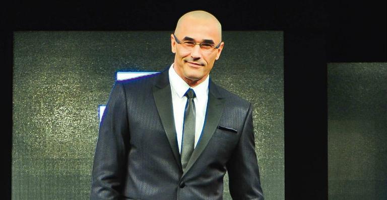 Luciano Szafir exibe novo visual em desfile