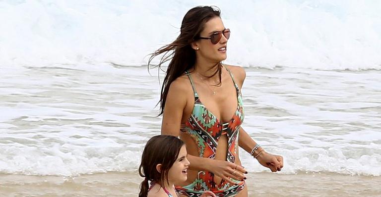 Alessandra Ambrósio brinca com os filhos em praia no Rio