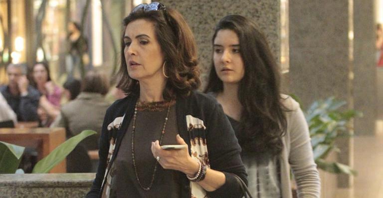 Fátima Bernardes curte passeio com a filha no Rio