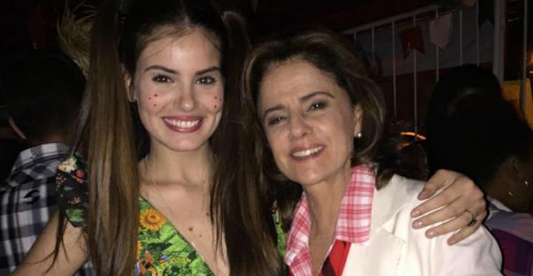 Camila Queiroz e Marieta Severo curtem festa julina com elenco de ‘Verdades Secretas’