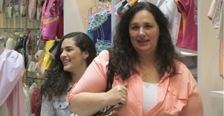 Lívian Aragão mostra semelhança com a mãe durante passeio em shopping
