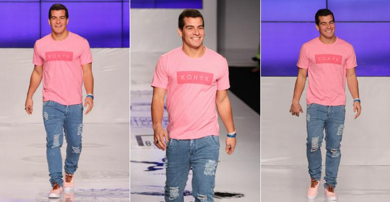 Distribuindo sorrisos, Thiago Martins participa de desfile no Espírito Santo