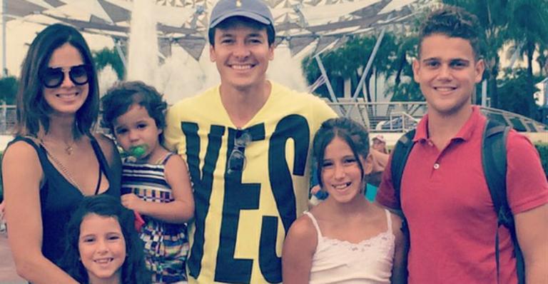 Rodrigo Faro curte férias com a família na Disney