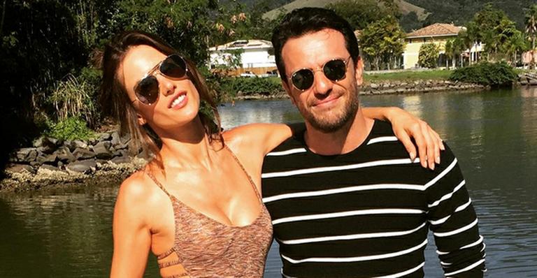 Alessandra Ambrósio posta foto ao lado do ator Rodrigo Lombardi
