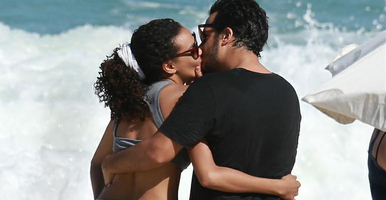 Lucy Ramos e Thiago Luciano namoram na praia