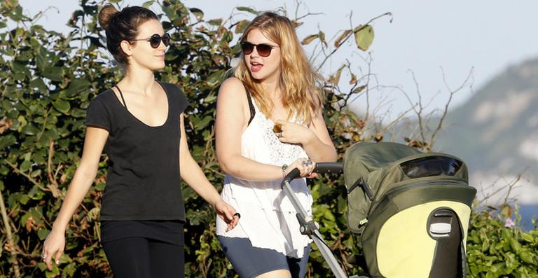 Bianca Bin e Carolinie Figueiredo caminham juntas no Rio