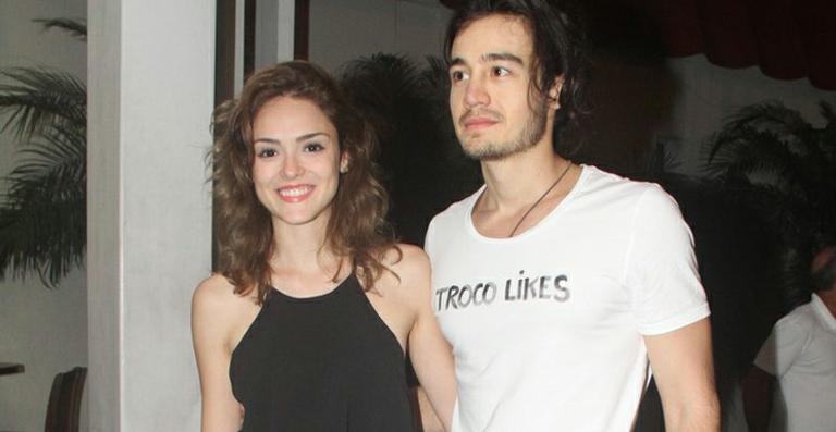 Isabelle Drummond exibe novo visual na festa de ‘Sete Vidas’