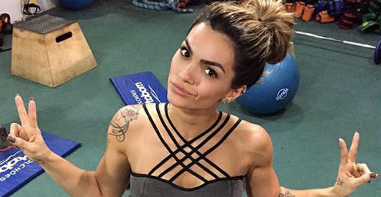 Kelly Key exibe corpão em foto de biquíni e recebe cantada