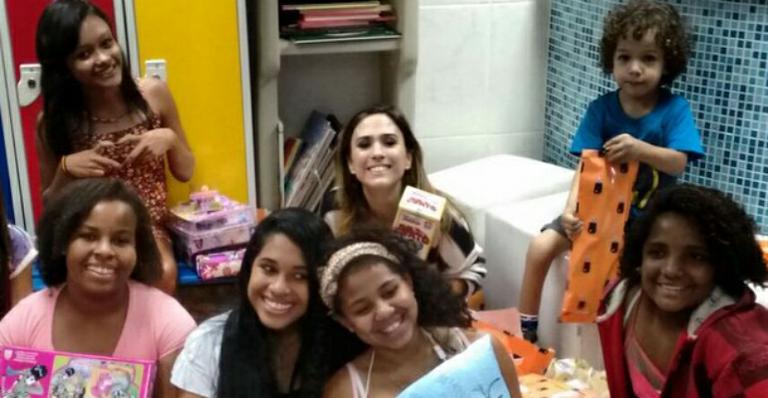 Tatá Werneck visita Casa de Apoio à Criança com Câncer