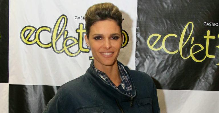 Fernanda Lima relembra infância em foto de maiô asa-delta