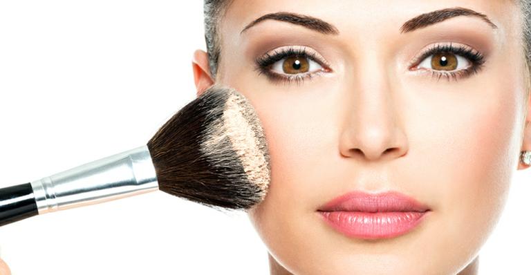 Saiba a ordem correta de aplicar seus produtos de beleza antes de fazer a maquiagem e não erre