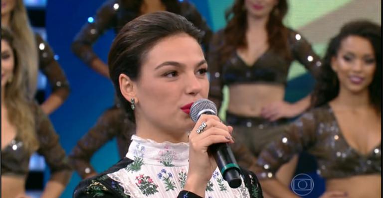 No ‘Domingão’, look de R$ 25 mil usado por Isis Valverde chama a atenção
