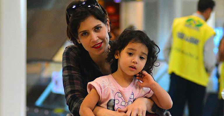 Ela cresceu! Em rara aparição, Clarice, filha de Mel Lisboa, esbanja simpatia