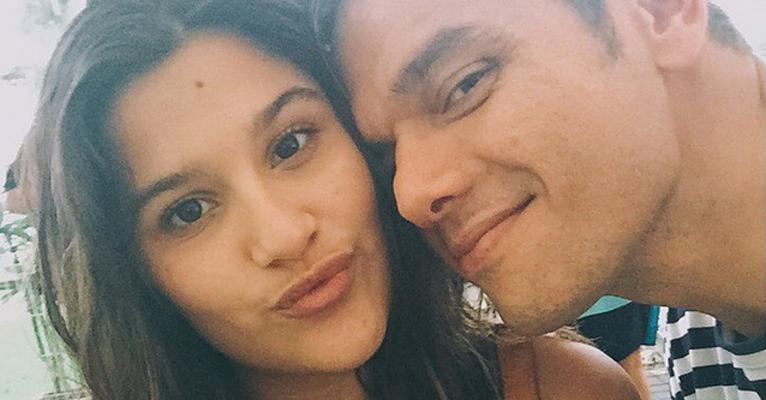 Giulia Costa posa com o padrasto, Otaviano Costa, e afirma: ‘É o Cara’