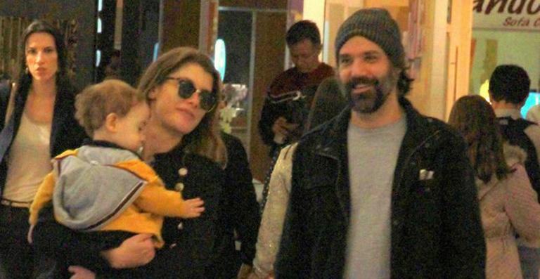 Alinne Moraes curte momento de folga em família