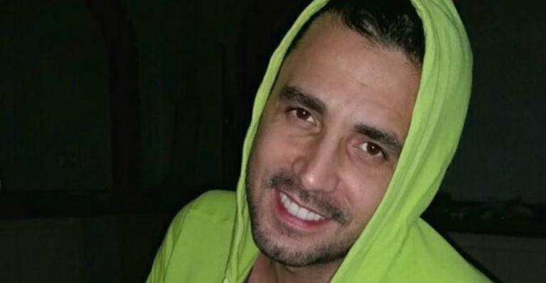 Sem camisa, Latino mostra físico na academia e diz: ‘Minha segunda casa’