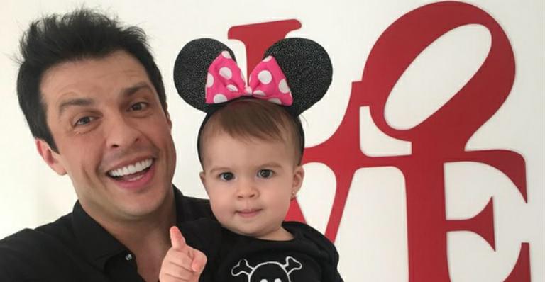 Wellington Muniz mostra a primeira vez de Valentina na praia: “Vai, tartaruguinha”