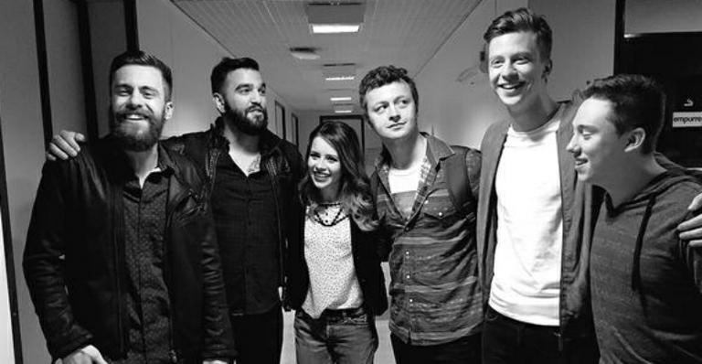 Após ‘polêmica’, Lucas Lima brinca em foto com banda Scalene: ‘É muita tensão’
