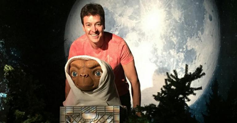 Rodrigo Faro refaz cena clássica do filme ‘ET’ em museu de cera