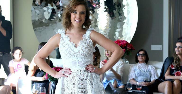 Adriana Birolli desfila nova coleção da estilista Martha Medeiros em lançamento