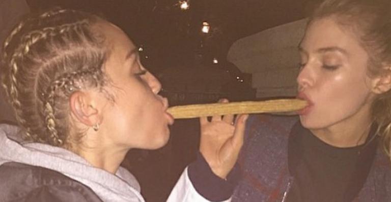 Miley Cyrus divide churros gigante com a namorada