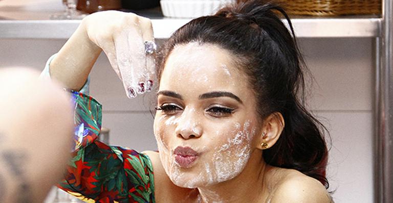 Lembra dela? Carol Macedo reaparece em ensaio suja de farinha
