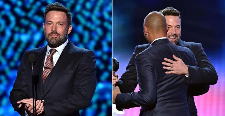 Após anúncio de divórcio, Ben Affleck volta a aparecer com aliança