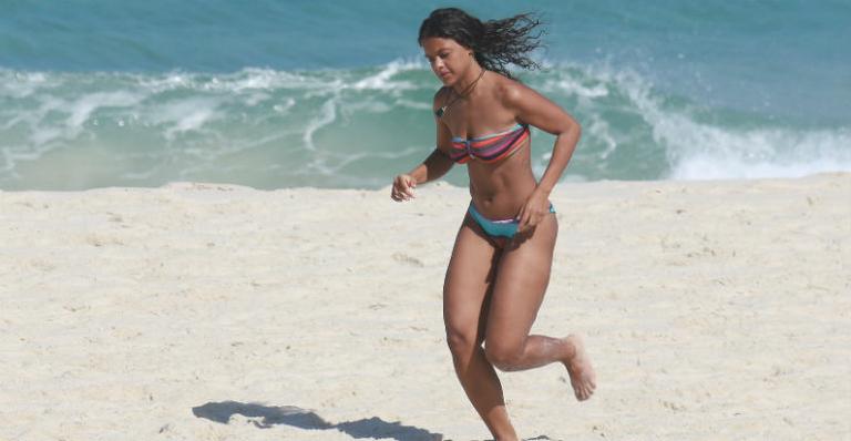 Atriz Thainá Duarte exibe boa forma em dia de sol na praia da Barra da Tijuca