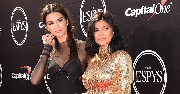 Kylie e Kendall Jenner protagonizam campanha da grife francesa Balmain