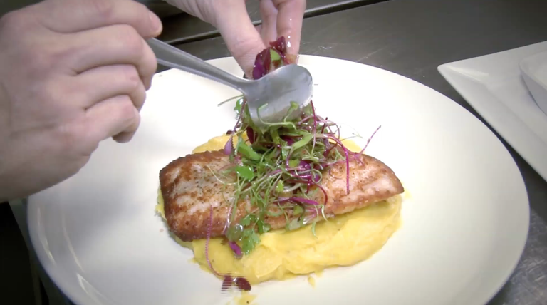 Que tal peixe com purê de bananas para o fim de semana?