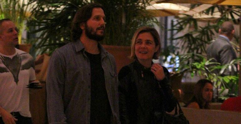 Adriana Esteves curte jantar com o marido, Vladimir Brichta