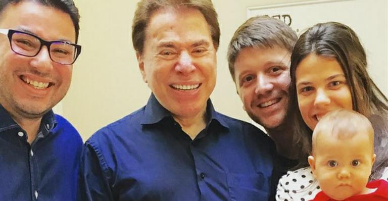 Silvio Santos posa em salão de cabeleireiro com humorista do ‘Pânico’