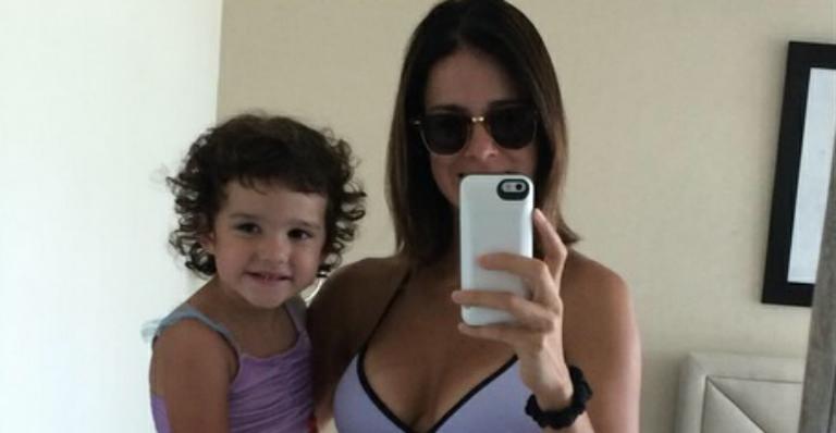 Mãe de três meninas, Vera Viel mostra barriga impressionante nas férias