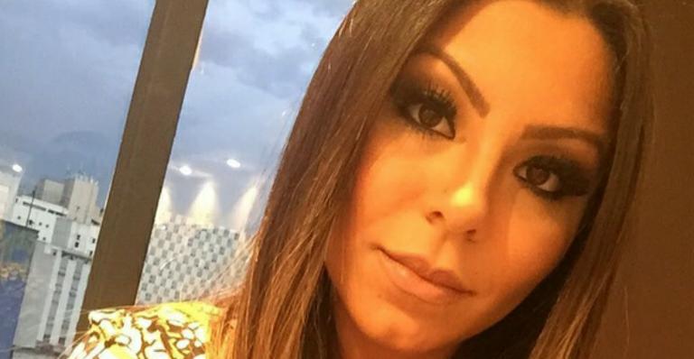 Namorada de Thammy Miranda exibe marquinha de biquíni e ganha elogios
