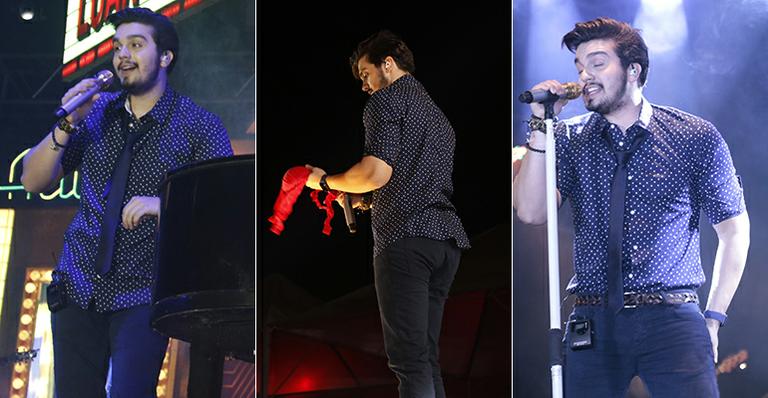 Luan Santana ganha sutiã de fã em show e entra no clima da brincadeira