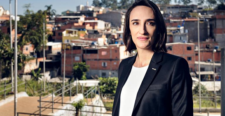 Maria Prata, agora casada com Pedro Bial, estreia como apresentadora na Globo News
