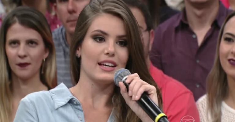 Camila Queiroz defende ‘Verdades Secretas’ após polêmica do book rosa