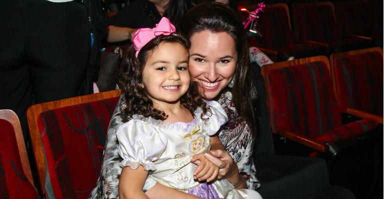 Mariana Belém leva a filha, Laura, para assistir o ‘Disney Live!’ em São Paulo