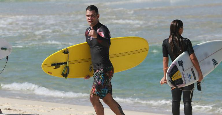Juliano Cazarré aproveita a segunda-feira para praticar surfe no Rio