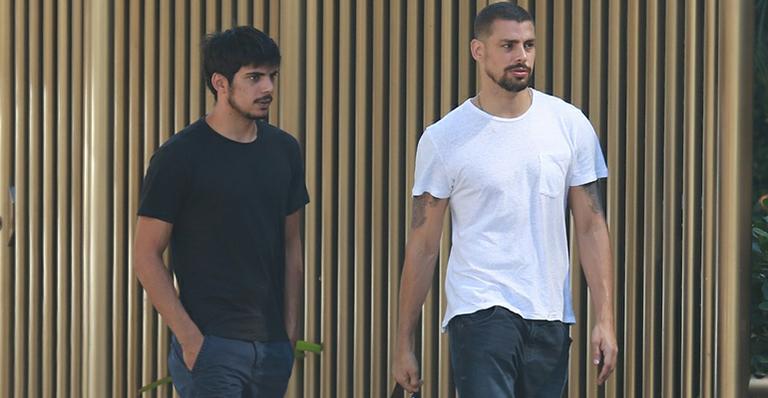 Que genética! Cauã Reymond passeia com o irmão, Pável pelas ruas do Leblon