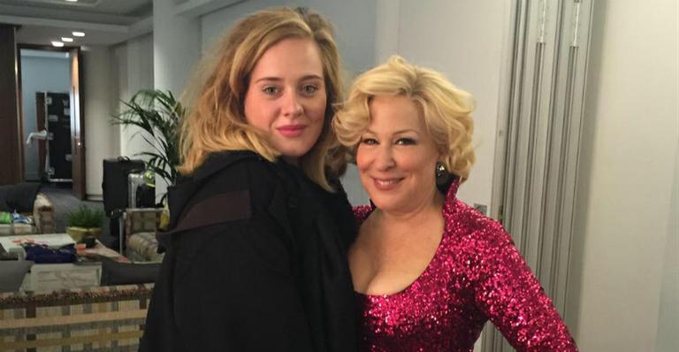 Em rara aparição, Adele tieta Bette Midler durante show em Londres