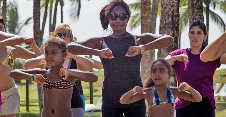 Glória Maria faz aula de zumba com as filhas na Bahia