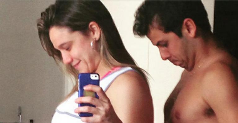 Fernanda Gentil e o marido dançam com a barriga de fora em vídeo