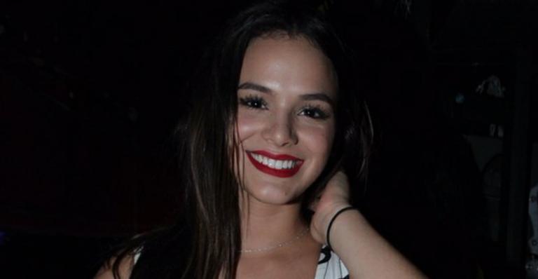 Bruna Marquezine posa com pássaro dentro da boca e explica: “Minha dentista”