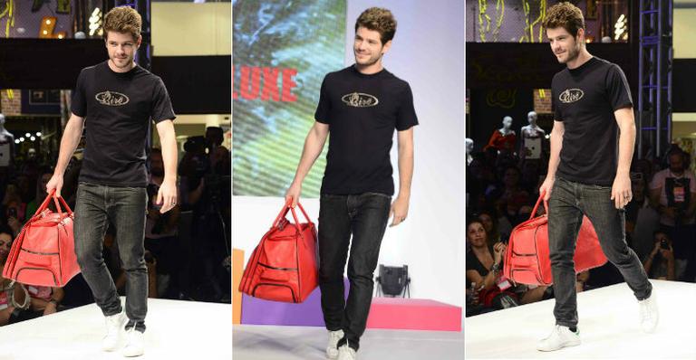 Maurício Destri brilha em desfile de moda em SP