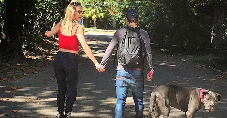 Com o pet, Giovanna Ewbank reaprende a andar de patins ao lado de Bruno Gagliasso