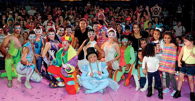 Marcos Frota promove o circo com sua trupe