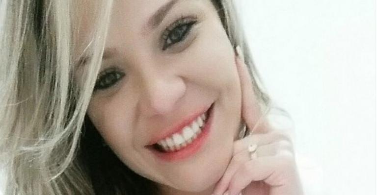Ex-BBB Paulinha Leite exibe curvas em foto de biquíni