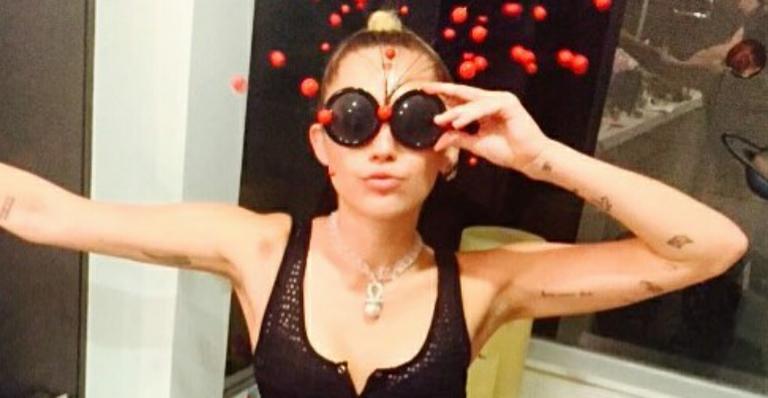 Miley Cyrus depila a axila com cera quente e mostra pelos retirados