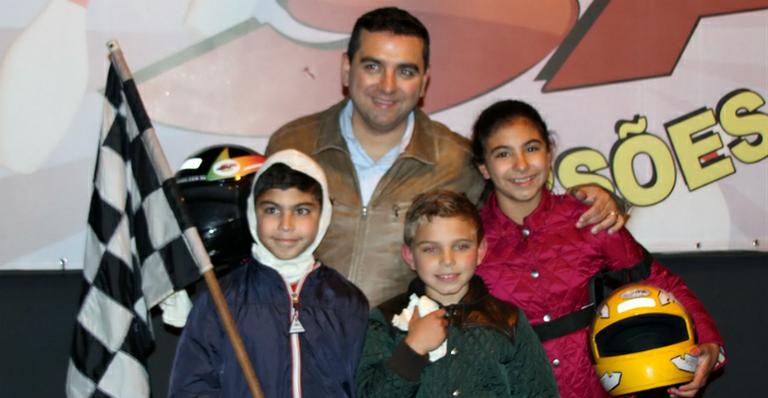 Buddy Valastro, o Cake Boss, se diverte em parque com a família